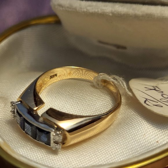 14K Gold Ring with saphire and diamonds - Picture 8 of 16